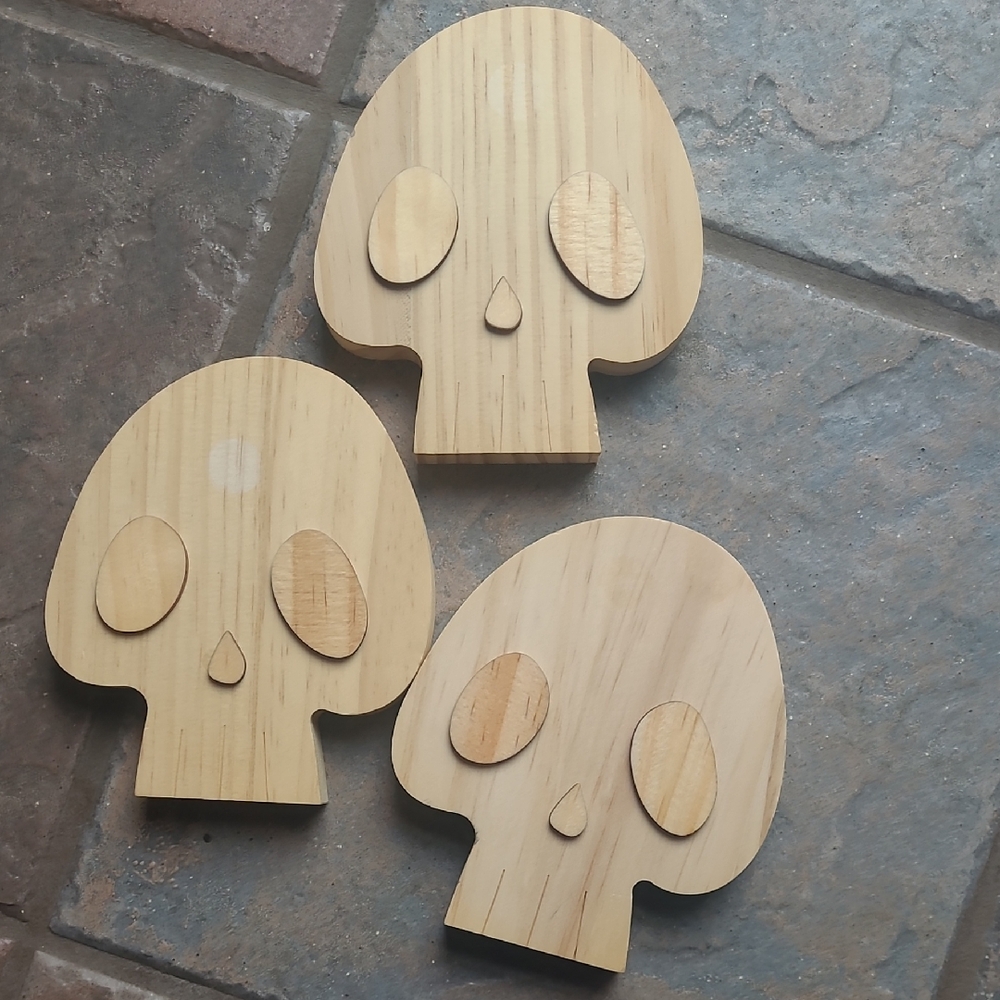 NWT! Mondo Llama Set of 3 wooden skull Holiday Halloween handing decorations